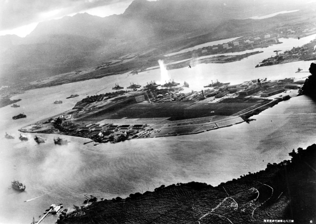 Fotografia tirada de um avião japonês durante o ataque de torpedo a navios atracados em ambos os lados da Ilha Ford. 