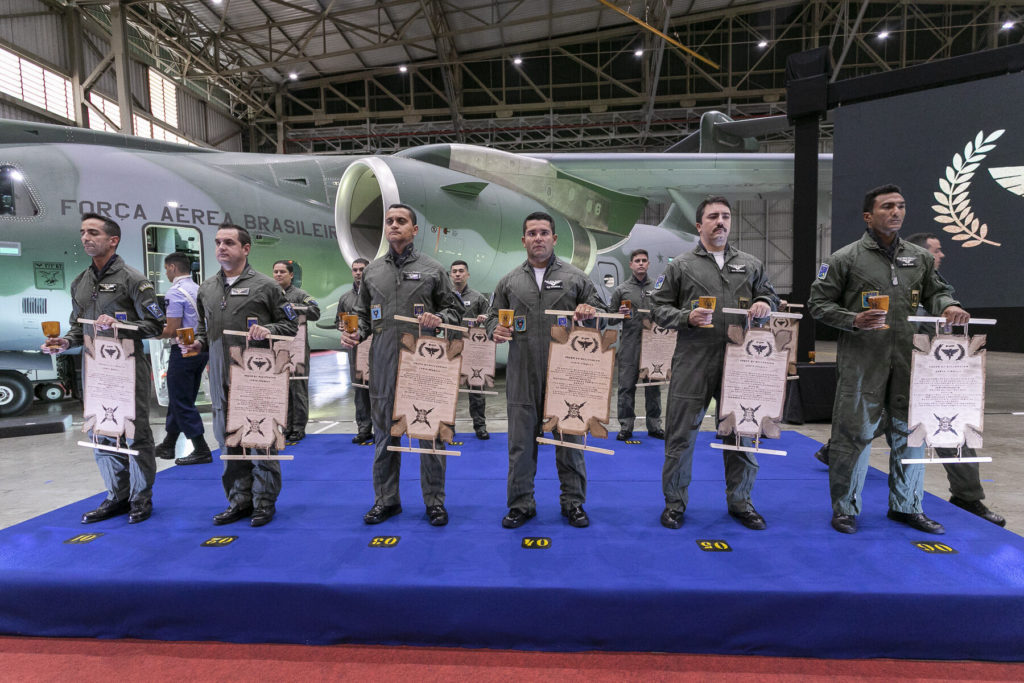 FAB recebe o 5º KC-390 durante a cerimônia de aniversário do 1º GTT. Os pilotos da segunda turma de KC-390 receberam o Cálice do Olimpo (Foto: FAB).