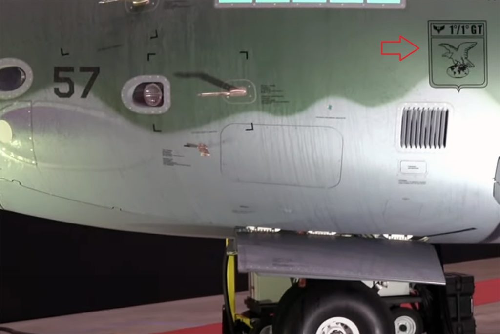 Detalhe da bolacha do Esquadrão Gordo na fuselagem do FAB 2857 (Foto: FAB).