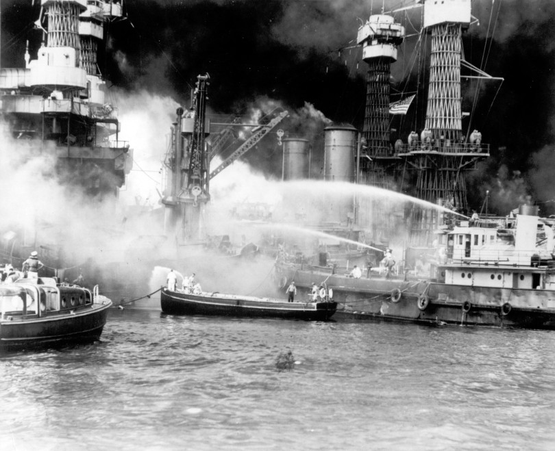 O USS West Virginia é visto em chamas após o ataque surpresa japonês a Pearl Harbor, no Havaí, em 7 de dezembro de 1941. (Foto: AP).