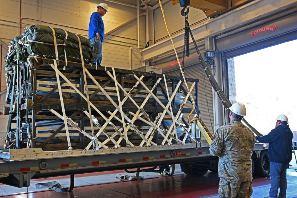 Técnicos do 1st Special Operations Squadron Logistics Readiness Squadron carregam o palete contendo o míssil para testes do Programa Rapid Dragon (Foto: USAF/Sgt. Brandon Esau).