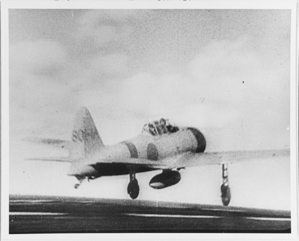 80 anos do ataque a Pearl Harbor. Um caça japonês Navy Zero (código de cauda A1-108) decola do porta-aviões Akagi, a caminho de atacar Pearl Harbor durante a manhã de 7 de dezembro de 1941 (Foto: National Archives).