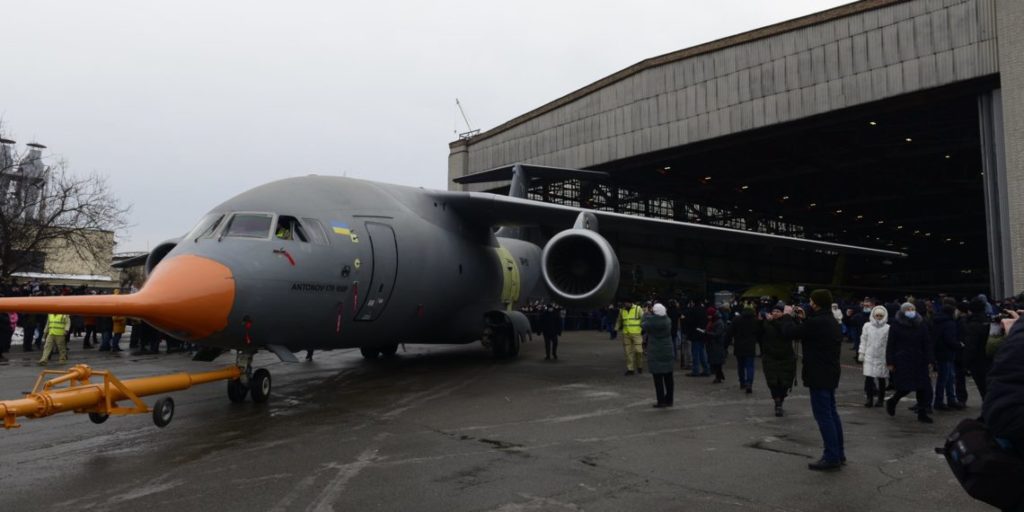 Roll-out do An-178-100R, serial 001, destinado para a Força Aérea Ucraniana (Fotos: Antonov Company).