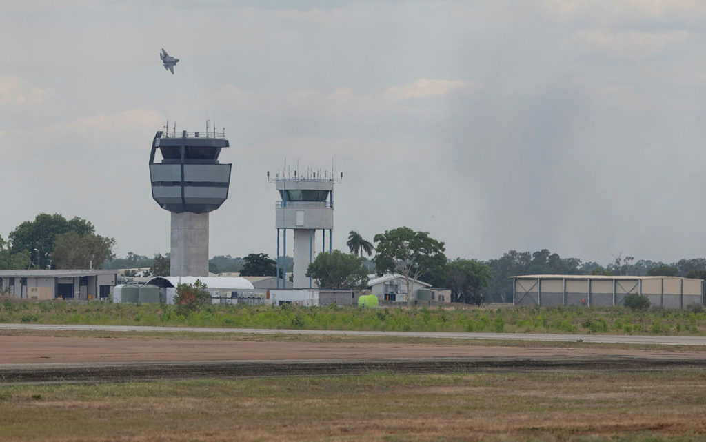 F-35A sobrevoa do Aeroporto de Katherine, onde fica a Base Aérea de Tindal (Fotos: RAAF).
