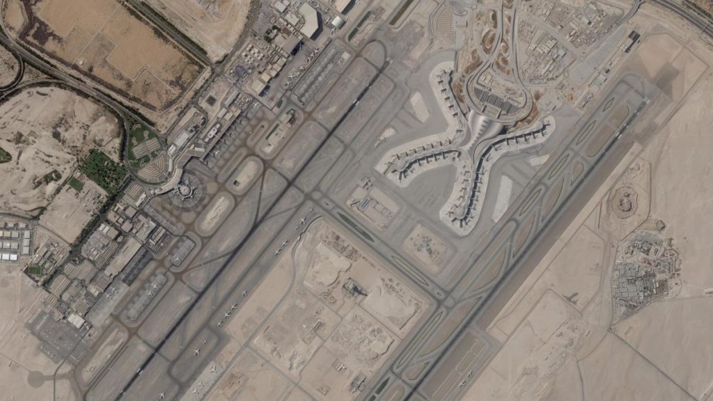 Houthis realizam ataques com drones aos UAE. Vista aérea do aeroporto de Abu Dhabi (Foto: Satélite).