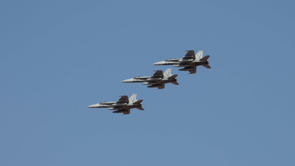 Um voo de três Hornets Legacys operados pelo USMC - compreendendo dois F/A-18C e um F/A-18D do VMFA-115  -'Silver Eagles' sobrevoam a Base Aérea Prince Sultan após sua chegada na Arábia Saudita Arábia em 23 de dezembro de 2021 (Foto: USAF/Airman Sênior Jacob B Wrightsman).