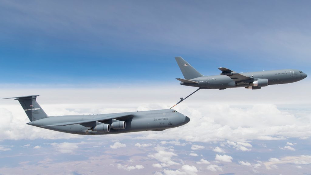 GAO a USAF: pense duas vezes antes de reparar os KC-46. KC-46A reabastece um C-5A. OS problemas persistem  com o Pegasus (Foto: USAF).