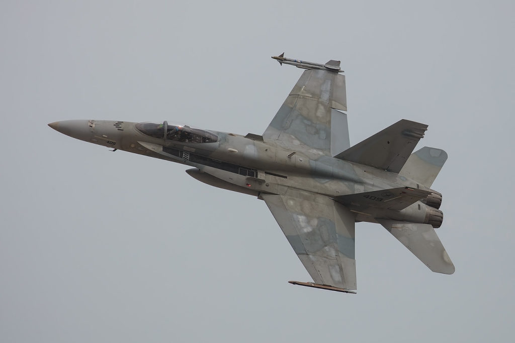 Governo da Malásia segue interessado nos F/A-18 do Kuwait. F/A-18C KuAF 409 (Foto: LAKI Photography).