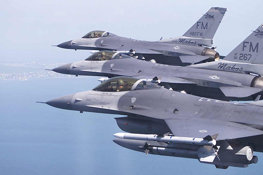 F-16C do 93rd Fighter Squadron voam em formação  armados com  AIM-120 e AIM-9. (Foto:  USAf/Sgt Joe Cupido).