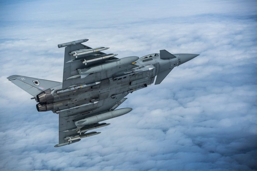 Raytheon: contrato com o UK para suporte aos AIM120. Quatro AIM-120D carregados sob a fuselagem de um Typhoon da RAF (Foto: RAF).
