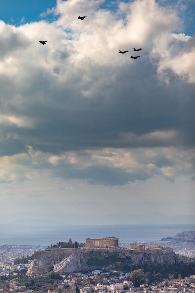 Sobrevoo da Acrópoles em Atenas dos novos Rafales gregos (Foto: Via HAL).