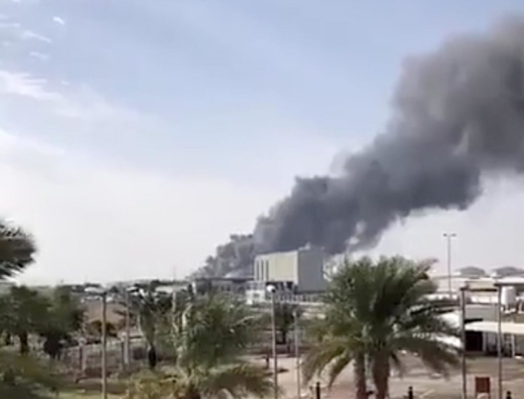 Houthis realizam ataques com drones aos UAE. Incêndio na área industrial  de Abu Dhabi pode ser visto de longe (Foto: redes sociais).