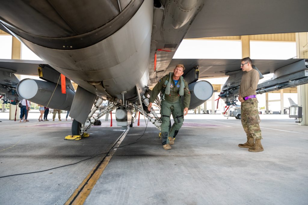O Tenente-Coronel Joseph “Hooter” Feheley, inspeciona o F-16 dos Makos em seu último voo (Foto: 93rd FS).