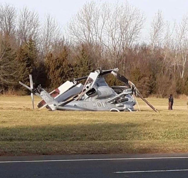 O AH-1Z ficou bastante destruído no acidente (Fotos: Umair Aslan).