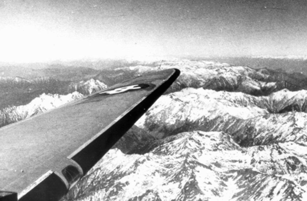 Curtiss C-46 Commando da USAAF cruzando o Himalaia (Foto: USAAF).