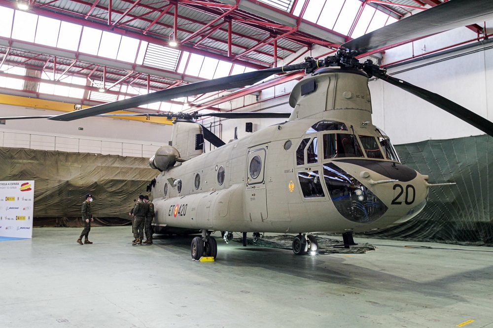 º CH-47F do Exército Espanhol é entregue. O CH-47F, matrícula HT.17-20 (ET-420), foi entregue ao BHELTRA V  ou Batallon Helicopteros de Transporte V (Foto: FAMET).