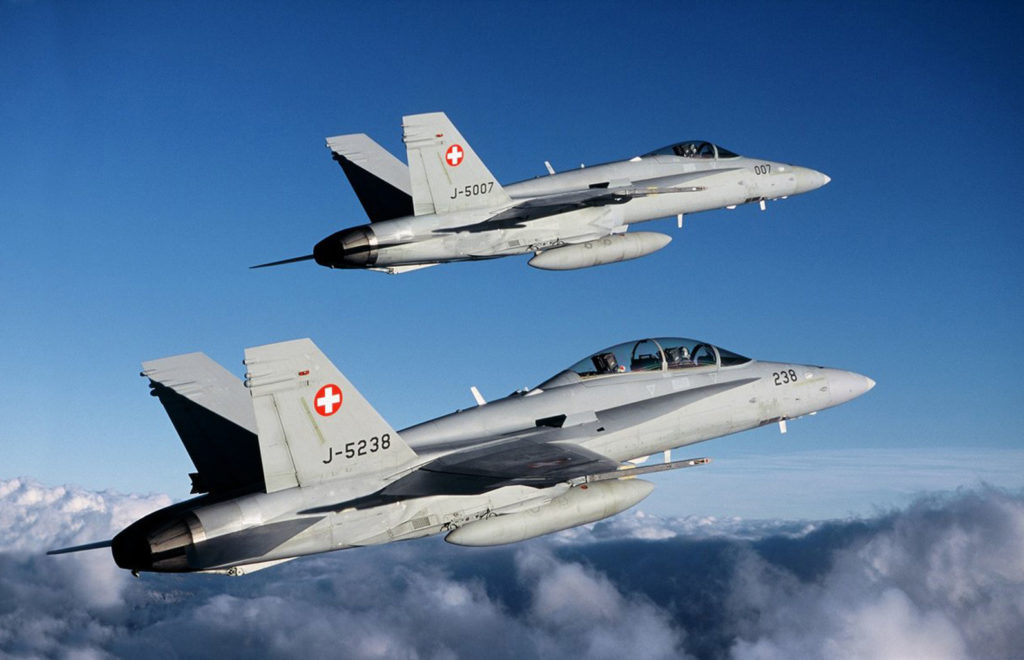 Os 30 Hornets suíços concluíram a 1ª fase de extensão da vida útil (Foto Força Aérea Suíça).