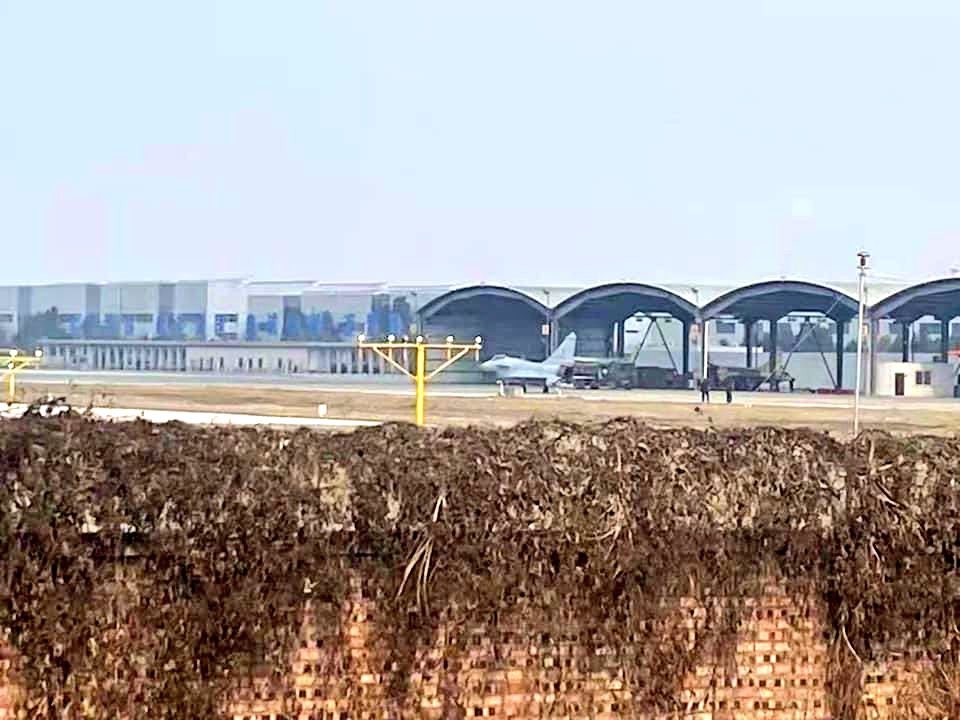 Um J-10CE do Paquistão visto em voo de teste na fábrica da Chendu - China  (Via: Twtter).