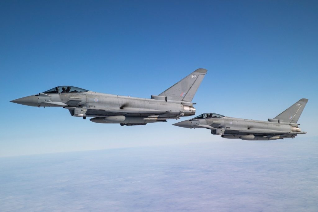 Ucrânia: OTAN diz não a "no fly zone". Apesar de ter efetivo para criar um zona aérea de exclusão, a OTAN tem sido enfática em dizer não. Caças Typhoon FGR4 da RAF em patrulha sobre a Polônia e Romênia (Foto: RAF).