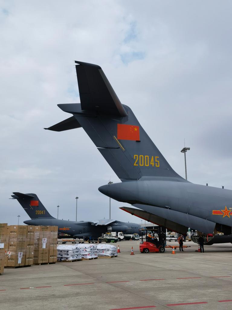 Aeronaves de transporte Y-20 da China levam suprimentos para Tonga (Foto: Wang Jialei).