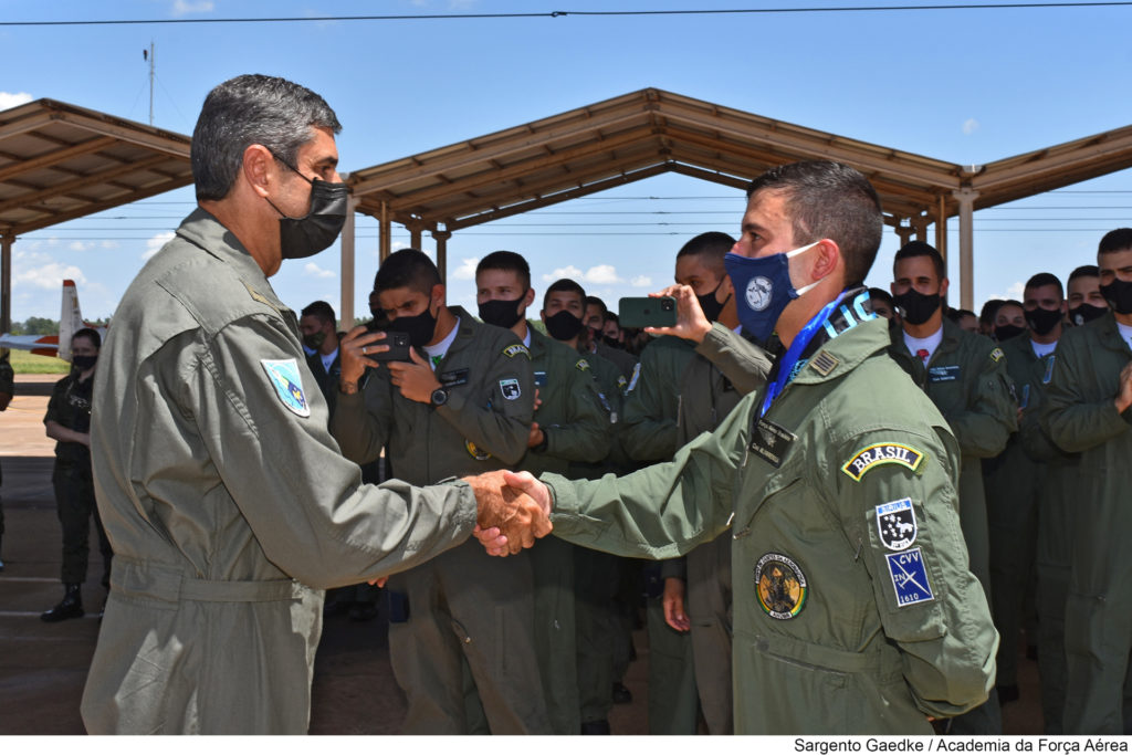 Após o voo solo, o Cadete Aviador Bruno Carvalho Alvarenga foi recebido pelo Comandante da AFA, Brigadeiro do Ar Marcelo Gobett Cardoso (Fotos: Sargento Gaedke/FAB).