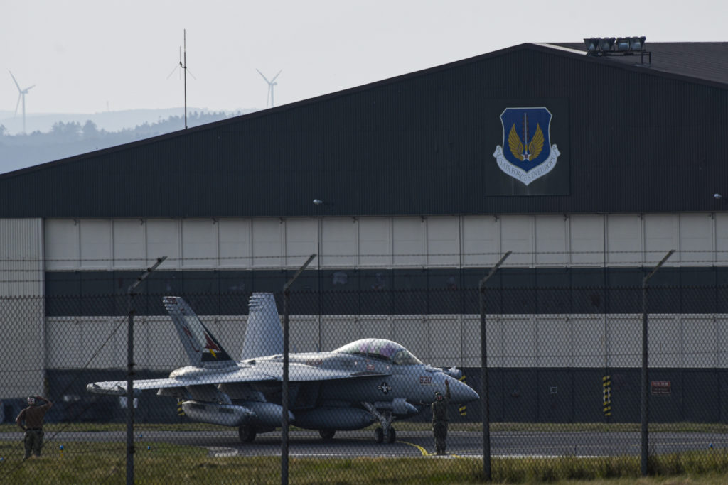 Ucrânia: US Navy envia seis EA-18G à Alemanha. EA-18G Growler do Electronic Attack Squadron (VAQ) 134 “Garudas”, taxia na Spangdahlem Air Base, Alemanha em 28 de março de 2022 (Foto: USAF/Staff Sgt. Chance Nardone).