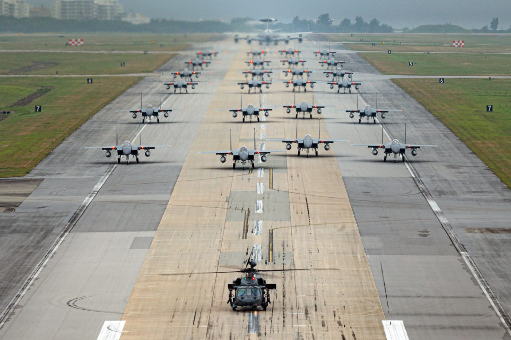 USAF realiza “Elephant Walk” com 27 aeronaves em Kadena, no Japão (Foto: USAF/Stephen Pulter).