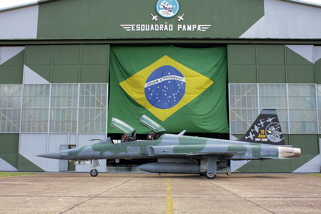 O 4810 em frente ao hangar Fichet, lar do "14" na Base Aérea de Canoas (Foto: Rudnei Dias da Cunha).