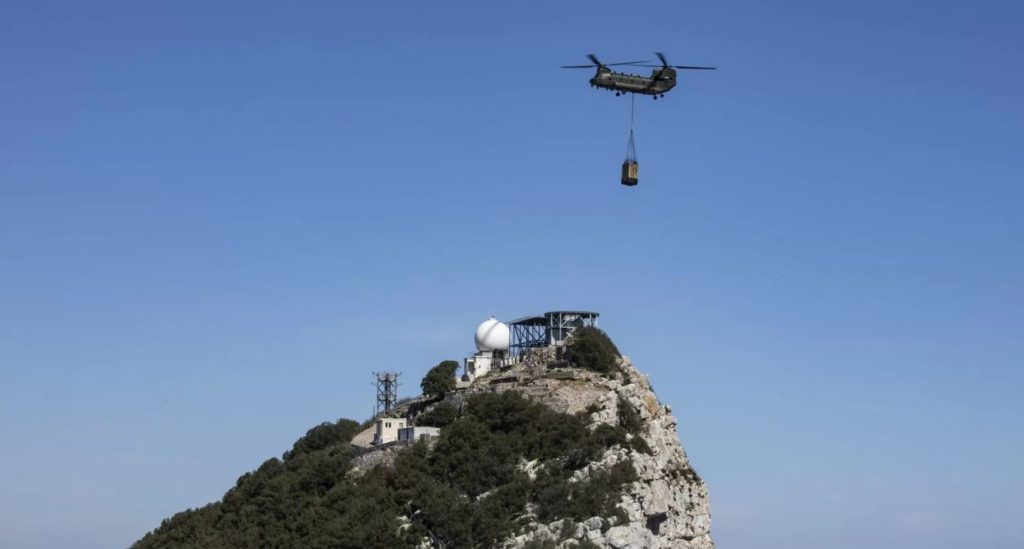 Chinook da RAF transporta radar para o topo do Rochedo de Gibraltar (Foto: Aquila).