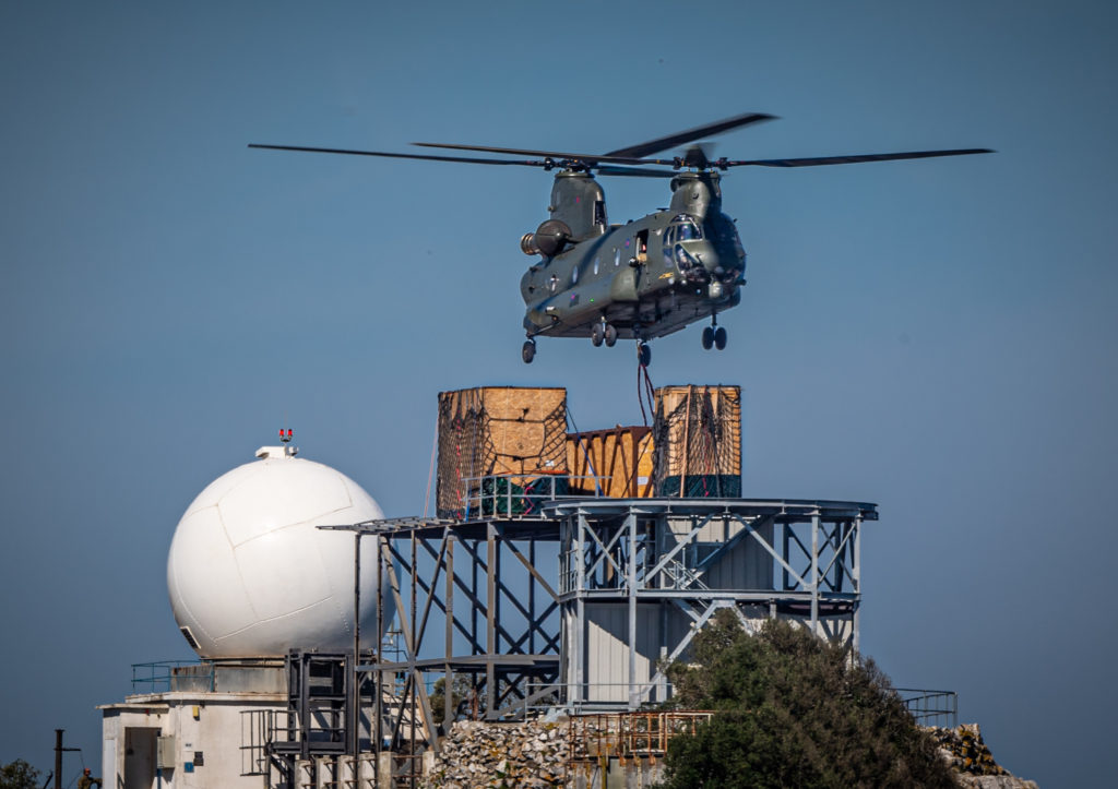 Chinook da RAF transporta radar para o topo do Rochedo de Gibraltar (Foto: David Parody).