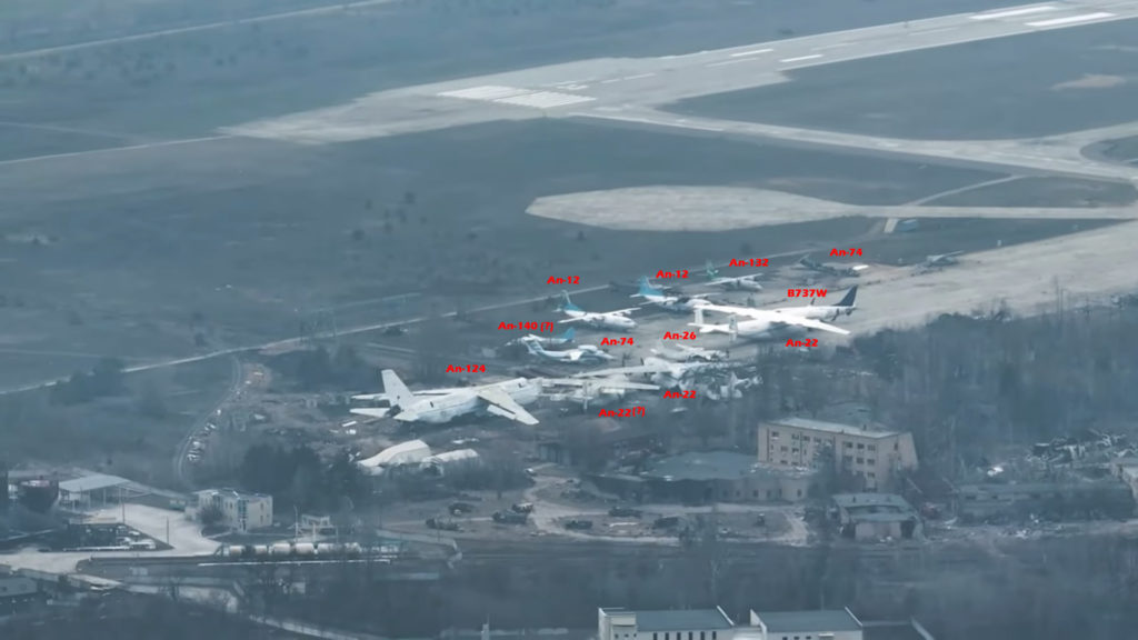 Aeronaves estacionadas na área remota do aeroporto de Gostomel (Foto: Bailônia 13).