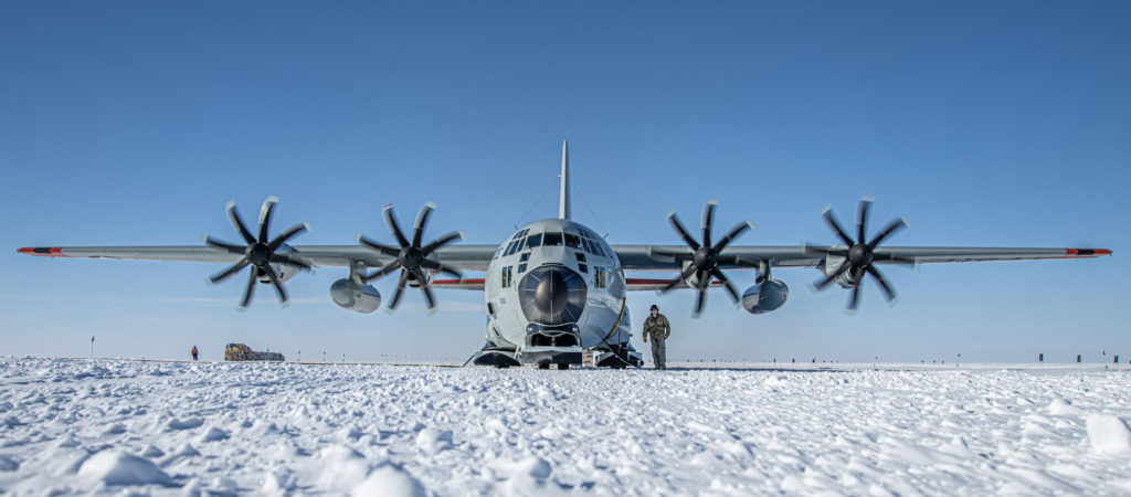 RR T56 Series 3.5 kit: LC-130 da ANG não usarão mais JATO. A LC-130 “Skibird” da 109th Airlift Wing, New York National Guard, na McMurdo Station, Antártica. (Foto: 109th AW).