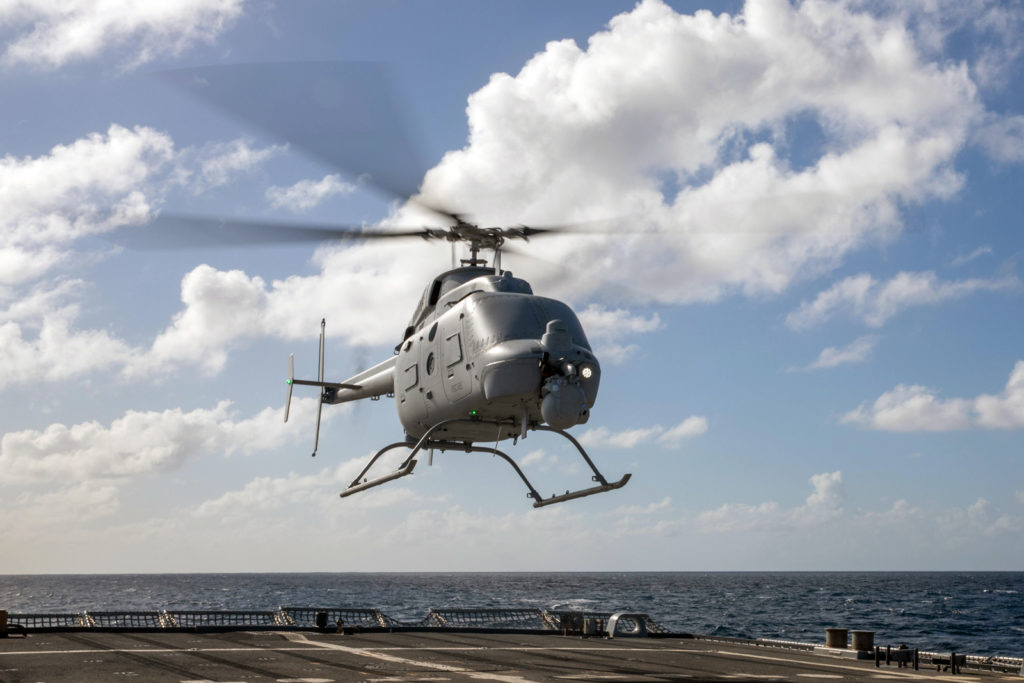 Um MQ-8C Fire Scout designado ao Helicóptero Sea Combat Squadron (HSC) 22, DET 5, “Sea Knights”,  decolando do USS Milwaukee (LCS 5) em janeiro (Foto: USN/Danielle Baker).