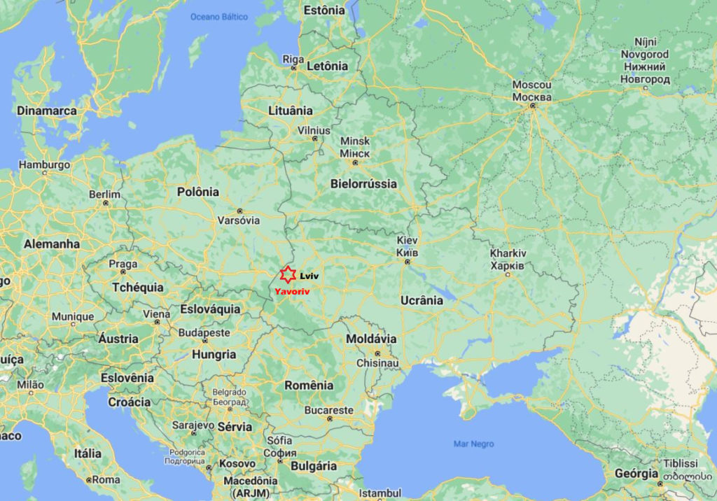 As Forças Armadas da Rússia bombardearam o Centro para a Manutenção da Paz e Segurança internacional, emYavoriv, a cerca de 25 km da fronteira coma a Polônia (Fonte: RFA).