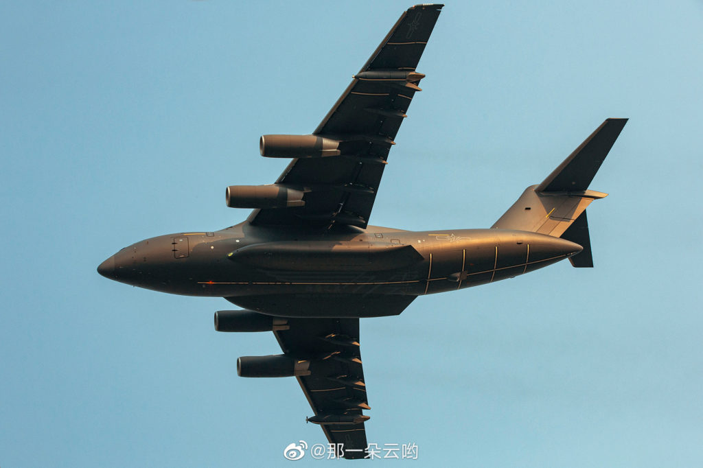 Uma boa fotografia do Y-20U, o novo avião-tanque chinês (Foto: via Weibo).