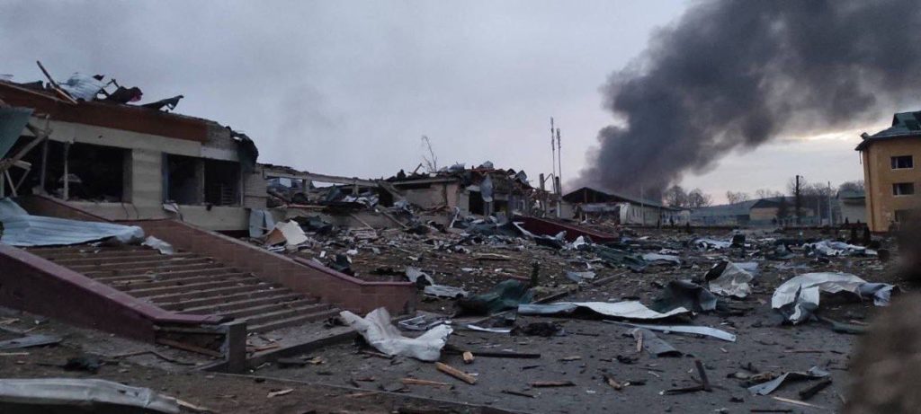 Ucrânia: ataques russos chegam a 25 km da Polônia e deixam OTAN em alerta máximo. O Centro para a Manutenção da Paz e Segurança internacional em Yavoriv foi atacado  (Foto: Redes Sociais).