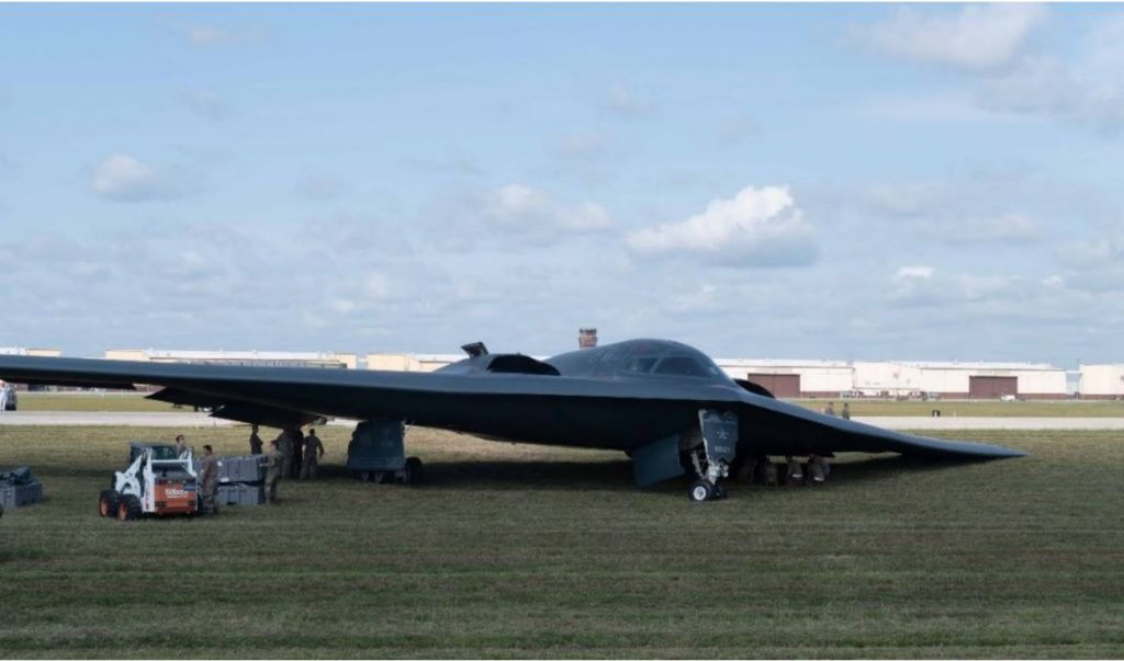 Duas molas causaram danos de pelo menos US$ 10 milhões em um bombardeiro B-2 Spirit (Fotos: USAF).