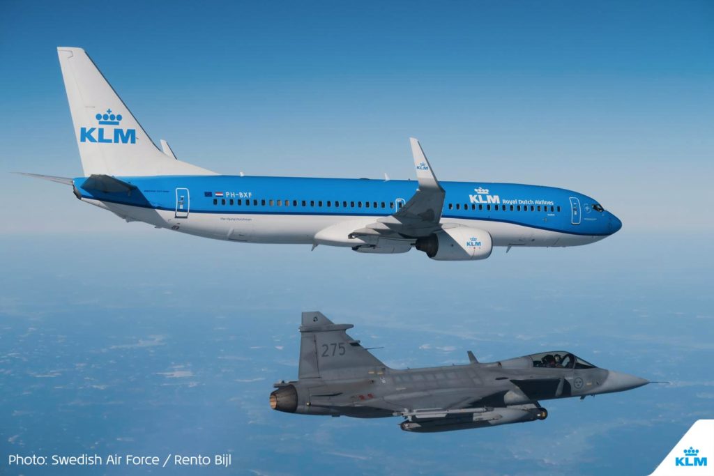 Imagens: Boeing 737 da KLM escoltado por Gripen Suecos (Foto: SWAF).