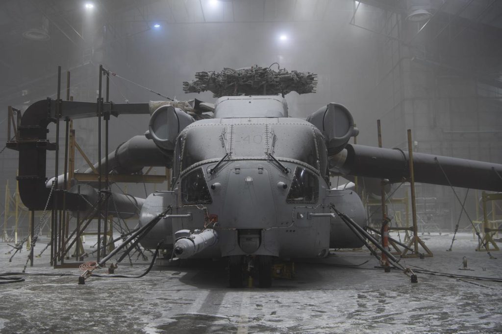 USMC declara o IOC do novo CH-53K King Stallion. O Corpo de Fuzileiros Navais coloca um helicóptero CH-53K em testes de clima frio  de -40 C no Laboratório Climático McKinley na Base Aérea de Eglin, Flórida, em 4 de fevereiro de 2022 (Foto: Sikorsky).