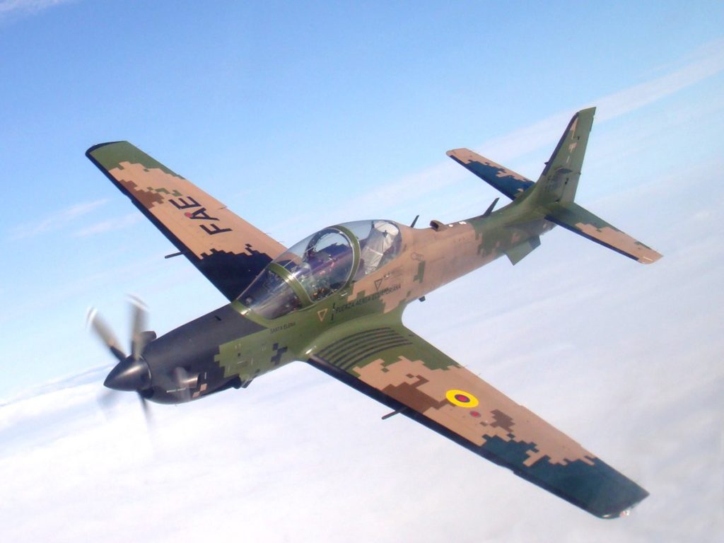 Super Tucanos da Força Aérea Equatoriana interceptam avião com drogas (Foto: FAE).