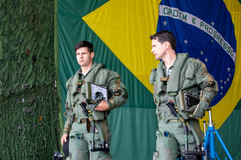Ten Cel Av Cristiano de Oliveira Peres e Maj Av Abdon de Rezende Vasconcelos, pilotos brasileiros de F-39E (Fotos: FAB).