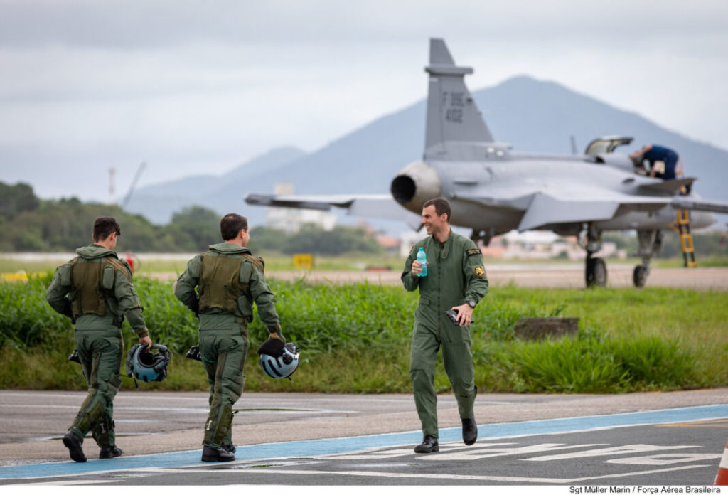Pilotos seguindo para a linha de voo dos F-39E Gripen no Brasil (Fotos: FAB).