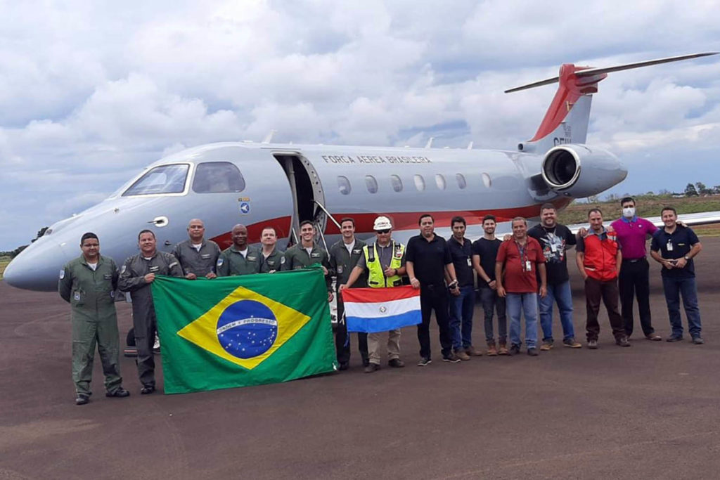 GEIV calibrou auxílios a navegação no Paraguai. Equipe do GEIV celebra a missão bem-sucedida (Foto: GEIV).