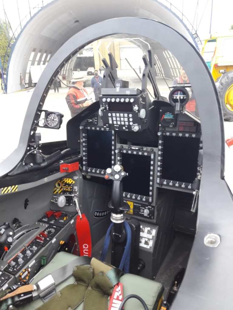 Cockpit do IA-63 Pampa III Bloco II A-707 (Fotos: FAdeA).