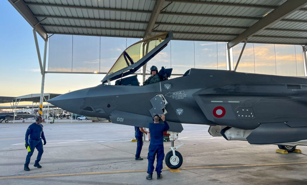 Dinamarca: F-35A atingem 1000 horas de voo em Luke. O piloto KIN está se prepara para sair do F-35A RDAF L-001, que atingiu deste voo a marca de 1000 horas dos F-35 na RDAF (RDAF).