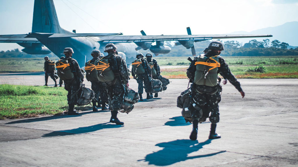 Batalhão de Infantaria pára-quedista realiza salto dos recrutas (Fotos: Exército Brasileiro).