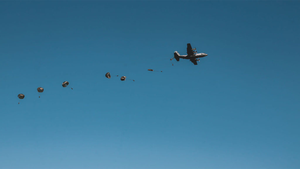 Soldados del EB saltando de la FAB C-130M (Foto: Ejército Brasileño).
