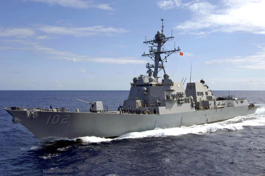 Destróier de mísseis guiados norte-americano USS Sampson (DDG 102) navegou pelo estrito de Taiwan acompanhado por caças J-16 do PLA (Foto ilustrativa: US Navy).