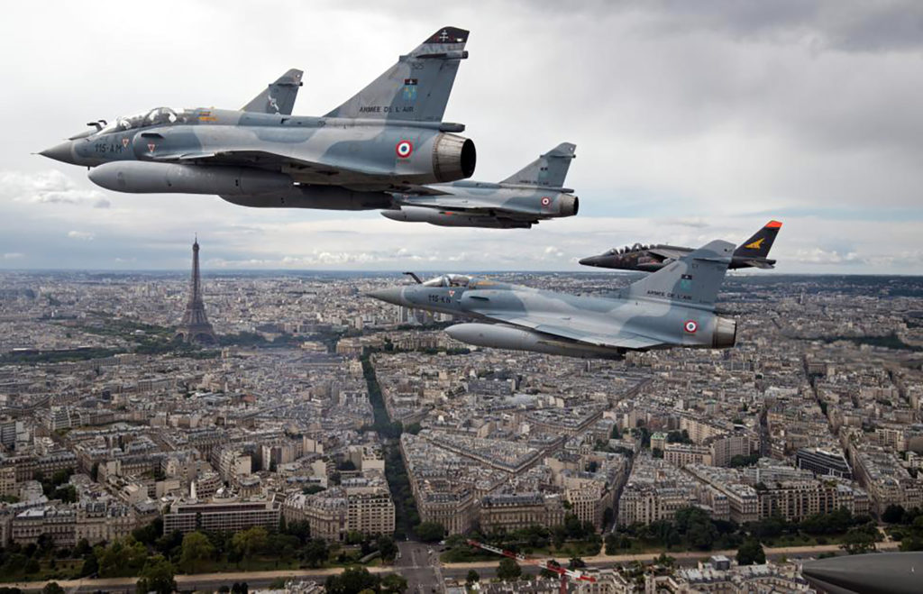 Dois Mirage 2000D e um Mirage 2000C do EC 2-5 compõem uma das esquadrilhas durante um desfile aéreo do 14 de julho, data nacional francesa. Foto: AAE.