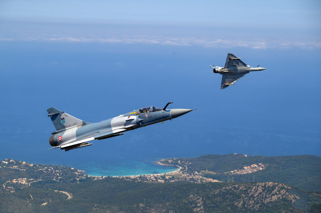 Com o Mar Mediterrâneo ao fundo, um elemento de Mirage 2000C é visto preparando-se para mais uma manobra de voo. Foto: AAE.
